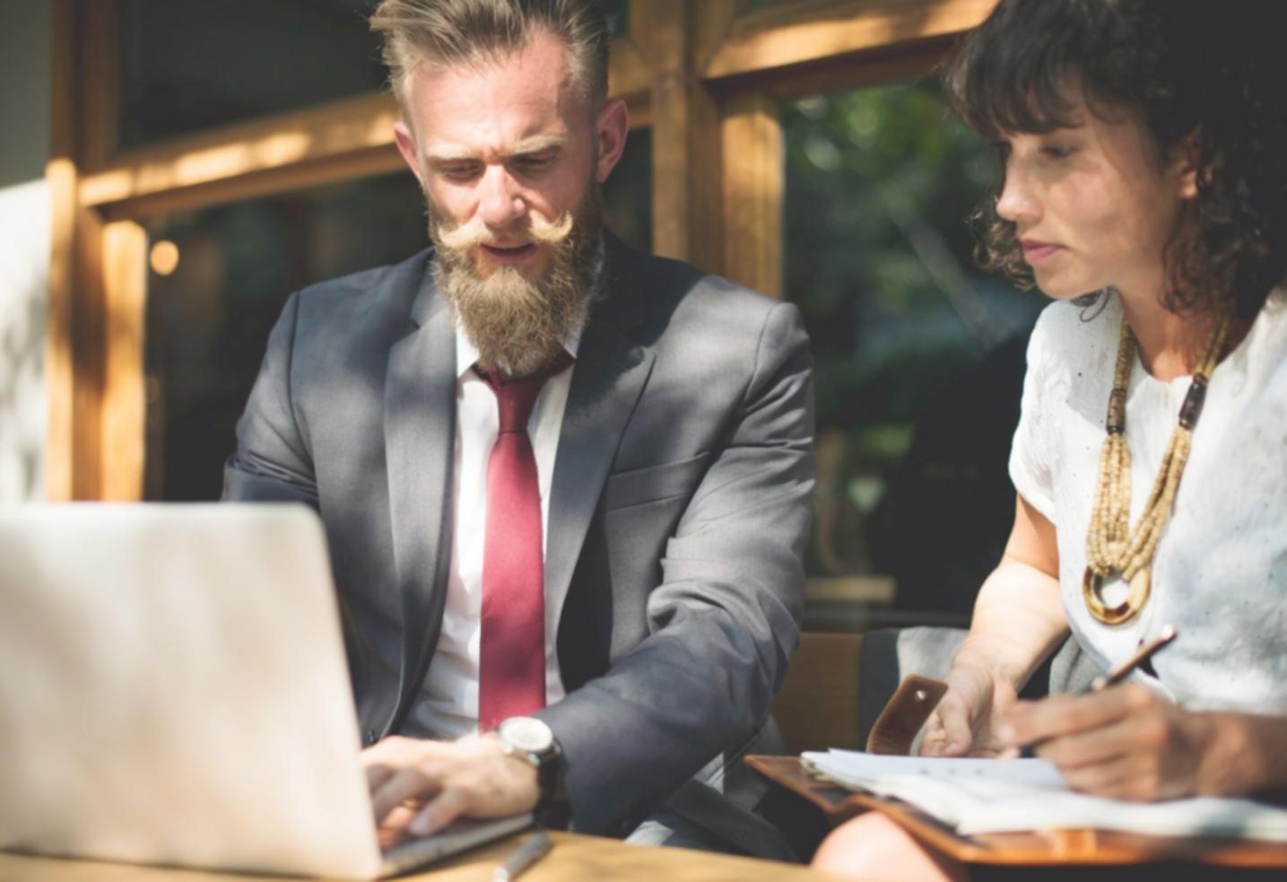 Professionelle Finanzberatung in moderner Büroumgebung